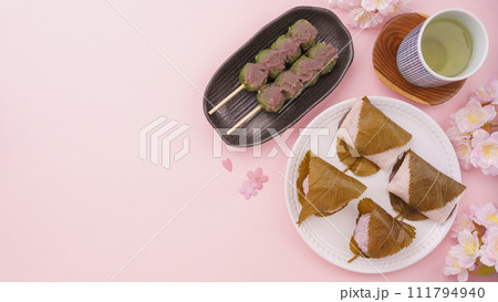 桜と春の和菓子イメージ｜桜餅と草団子と緑茶 111794940