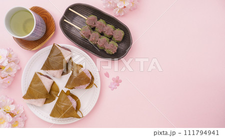 桜と春の和菓子イメージ｜桜餅と草団子と緑茶 111794941