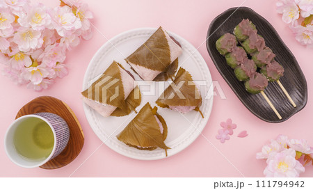 桜と春の和菓子イメージ｜桜餅と草団子と緑茶 111794942