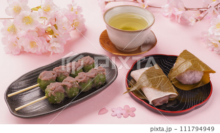 桜と春の和菓子イメージ｜桜餅と草団子と緑茶 111794949