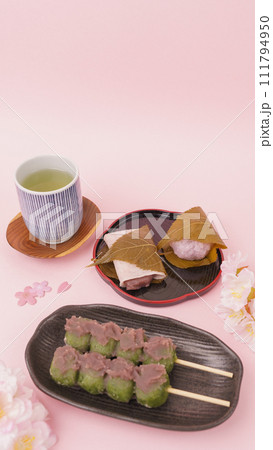 桜と春の和菓子イメージ｜桜餅と草団子と緑茶 111794950