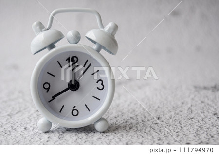 White alarm clock pointing at 8am with customizable space for text. Copy space White alarm clock pointing at 8am with customizable space for text. Copy space 111794970