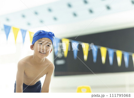 プールで遊ぶ男の子 111795068
