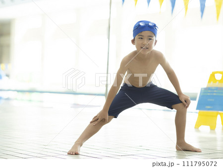 プールに通う子供 111795072