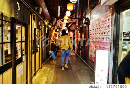 賑わう思い出横丁 111795096