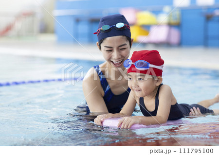 スイミングスクールに通う子どもとコーチ スイミングスクールに通う子どもとコーチ 111795100