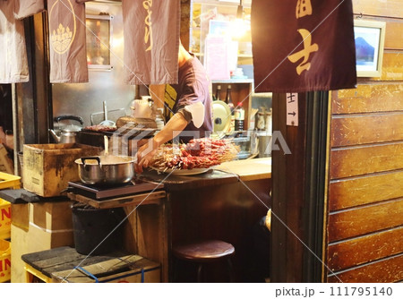 店先に並ぶ焼き鳥 店先に並ぶ焼き鳥 111795140