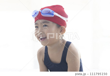 スイミングを楽しむ女の子 111795150