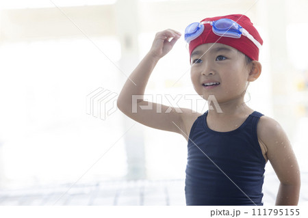 スイミングを楽しむ女の子 111795155