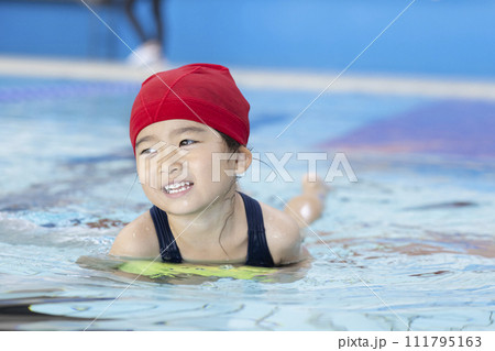 スイミングを楽しむ女の子 スイミングを楽しむ女の子 111795163