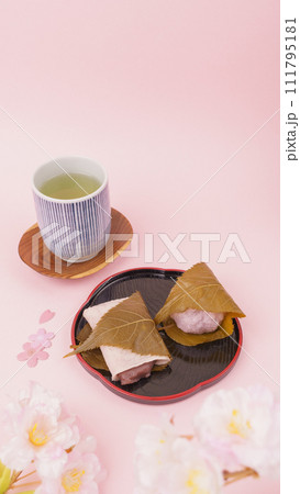 桜餅イメージ｜2種類の桜餅(長命寺・道明寺)と緑茶 111795181