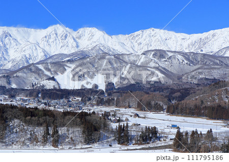 冬の白馬村 快晴の白馬三山 冬の白馬村 快晴の白馬三山 111795186