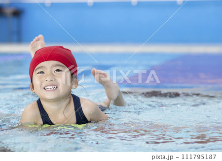 スイミングを楽しむ女の子 スイミングを楽しむ女の子 111795187