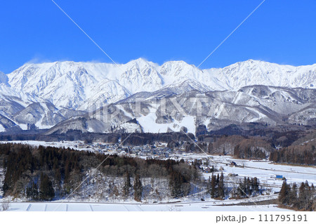 冬の白馬村　快晴の白馬三山 111795191