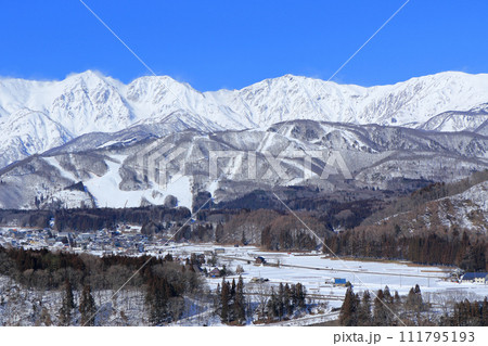 冬の白馬村 快晴の白馬三山 冬の白馬村 快晴の白馬三山 111795193