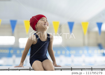 スイミングを楽しむ女の子 111795279