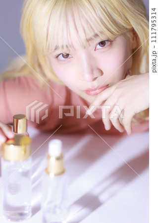 化粧品を眺める若い女性 化粧品を眺める若い女性 111795314