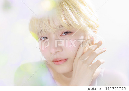 煌びやかな若い女性のビューティ 111795796