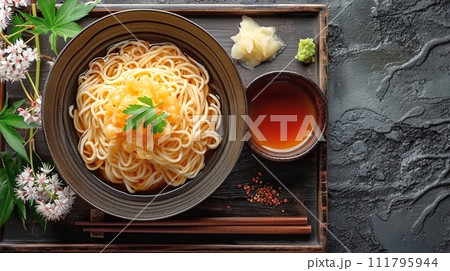 日本の伝統的なそば、うどんの定食 日本の伝統的なそば、うどんの定食 111795944