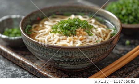 日本の伝統的なそば、うどんの定食 111795985