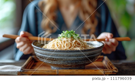 日本の伝統的なそば、うどんの定食 111796039