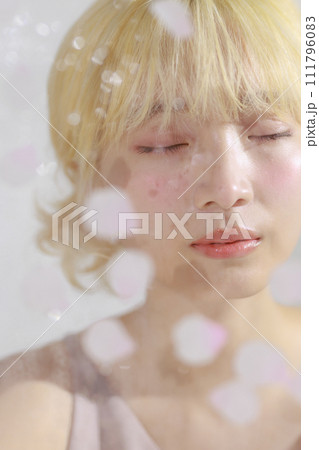 若い女性のイメージカット 111796083