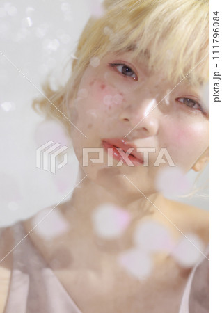 若い女性のイメージカット 111796084