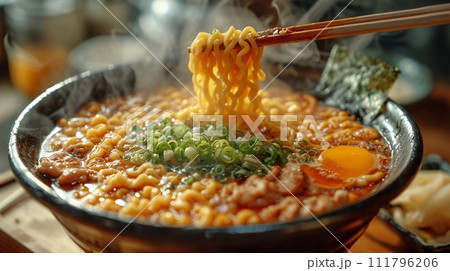 日本の伝統的なそば、うどんの定食 111796206