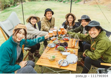 仲間とキャンプ場でグルキャン・デイキャンプを楽しむアジア人の男女（乾杯・ビール） 111796904