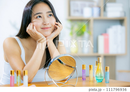 メイクをする若い女性 メイクをする若い女性 111796936