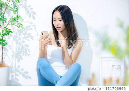 スマホを見る女性 スマホを見る女性 111796946