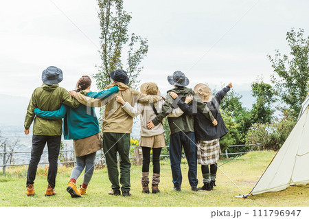 キャンプ・グランピング・登山などの自然の中で遊ぶ趣味を持つ男女のアジア人キャンパーの仲間 111796947