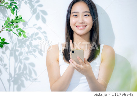 スマホを見る女性 111796948