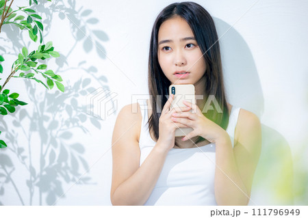 スマホを見る女性 111796949