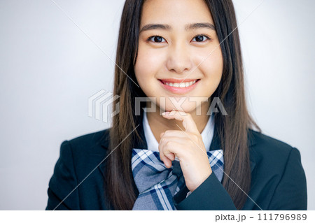 笑顔の女子高生の上半身 111796989