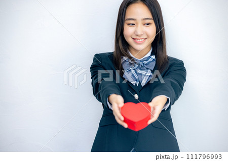 ハートを持つ女子高生 111796993