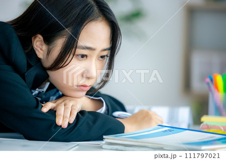 自宅で勉強をする高校生 自宅で勉強をする高校生 111797021
