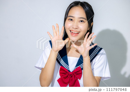 メガホンを持って応援する女子高生 メガホンを持って応援する女子高生 111797048