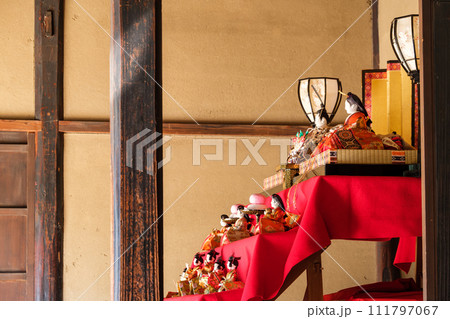 古民家のお雛様 111797067