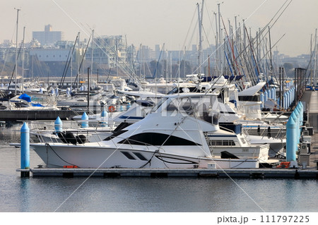 ボート、ヨットの係留場（東京都江東区） 111797225