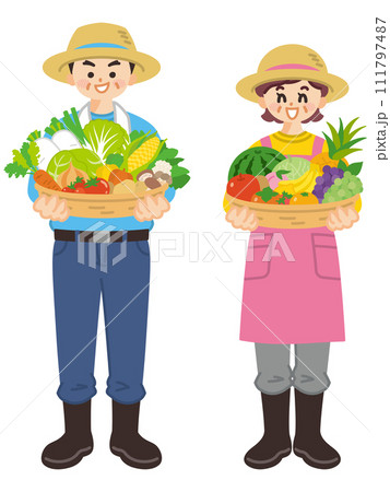 収穫物を持った農家の中年男女 111797487