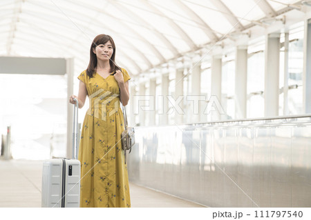 空港　通路　女性　駅　 111797540
