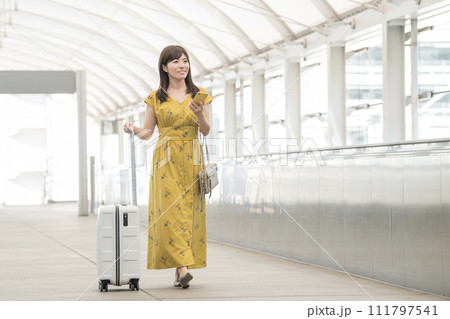 空港　通路　女性　駅　 111797541