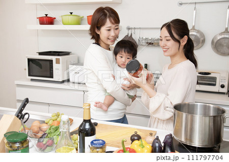 キッチン　ママ友　乳児 111797704