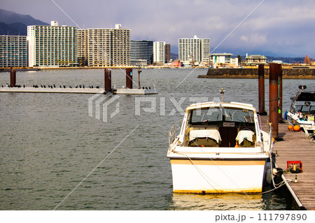 【びわ湖風景】浜大津　雄大な雲と冬の寒さが増す湖南を歩く 111797890
