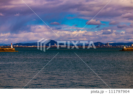 【びわ湖風景】浜大津　雄大な雲と冬の寒さが増す湖南を歩く 111797904