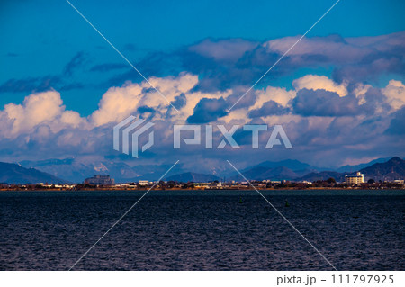【びわ湖風景】浜大津 雄大な雲と冬の寒さが増す湖南を歩く 【びわ湖風景】浜大津 雄大な雲と冬の寒さが増す湖南を歩く 111797925