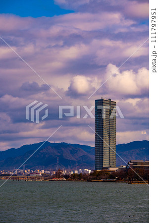 【びわ湖風景】浜大津　雄大な雲と冬の寒さが増す湖南を歩く 111797951