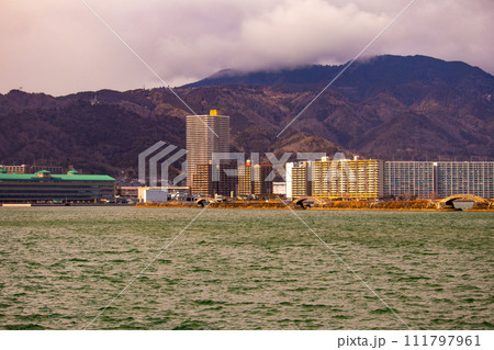 【びわ湖風景】浜大津　雄大な雲と冬の寒さが増す湖南を歩く 111797961