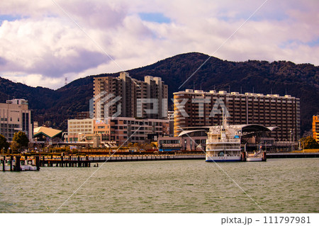 【びわ湖風景】浜大津　雄大な雲と冬の寒さが増す湖南を歩く 111797981